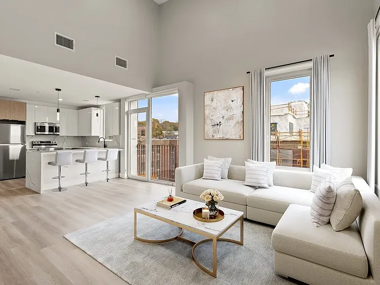 211 Green Street — Photo 2
