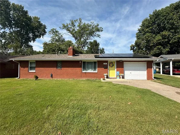782 Berry Rd, Wood River, IL 62095