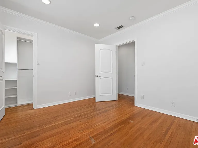 2030 Kelton Ave — Photo 10