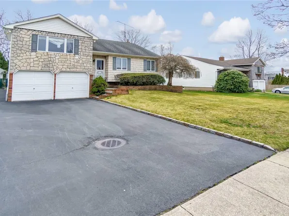 17 Sagebrush Lane, Kings Park, NY 11754