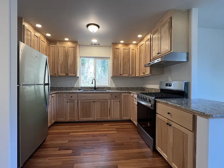 537 Bayside Rd — Photo 2