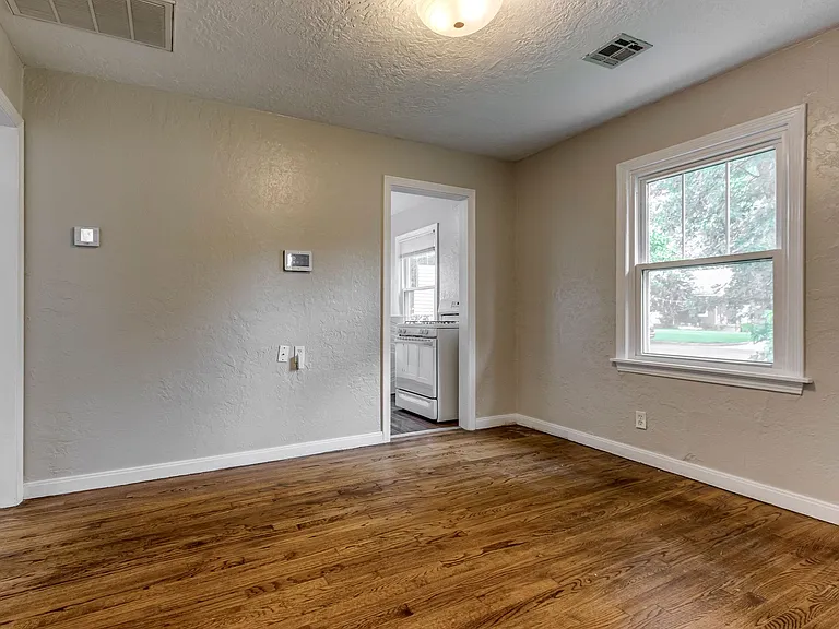 604 Iowa St — Photo 12