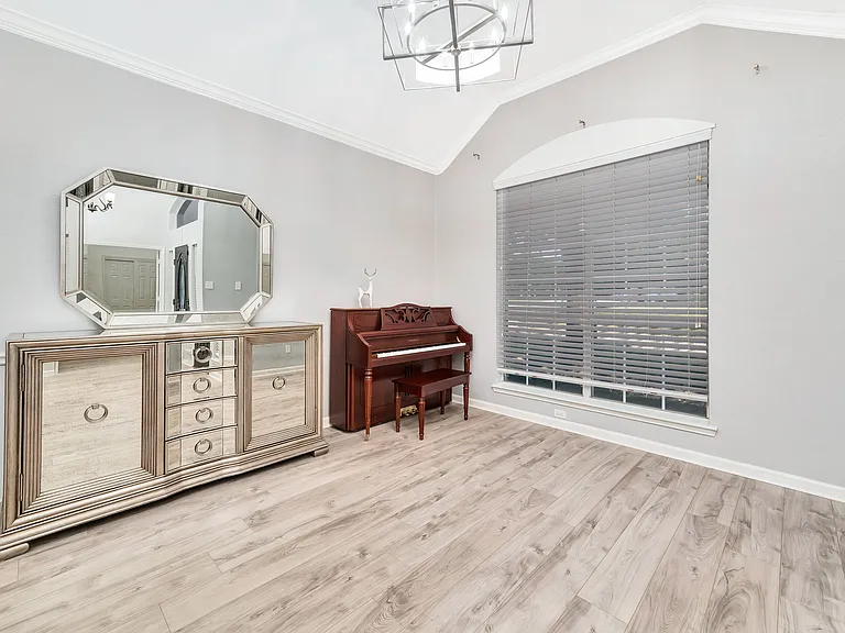 8412 Pioneer Dr — Photo 4