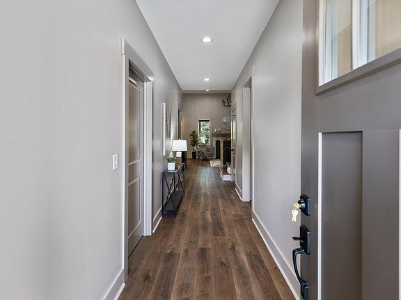 5th image of 300 Dogwood Ln