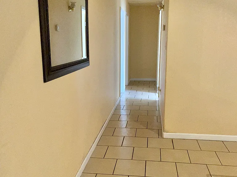 1473 W 9th Pl — Photo 3
