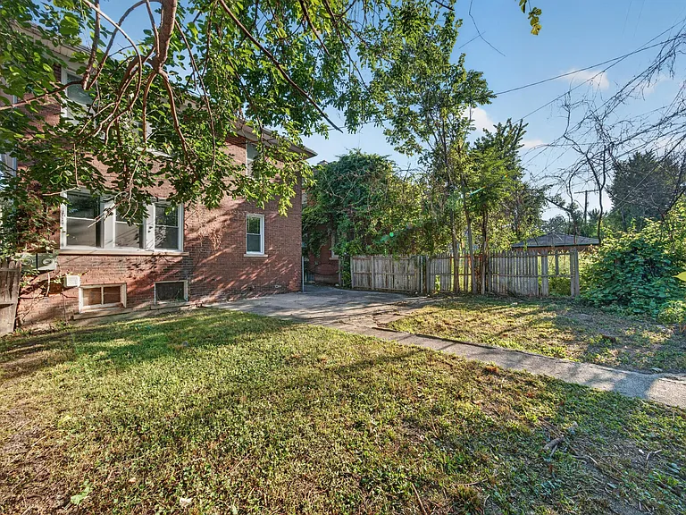2025 Calvert St — Photo 36