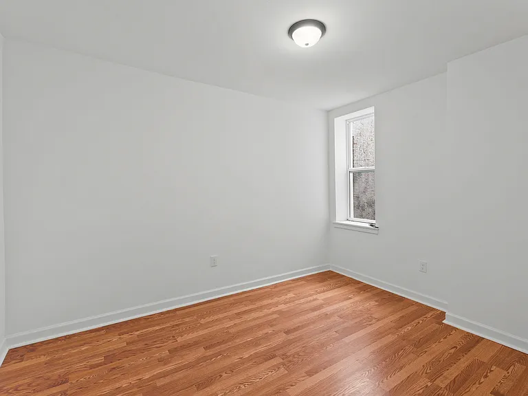324 E 23rd St — Photo 17