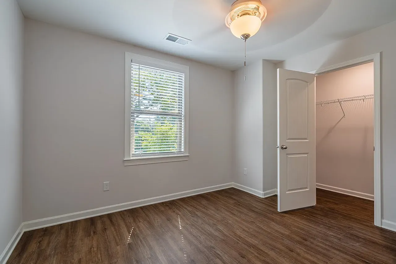 3 bed, 2.5 bath, 3147 sqft, $2,100 — Photo 1