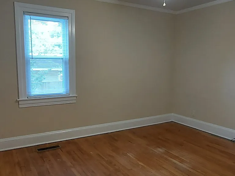 110 N Holly St — Photo 6