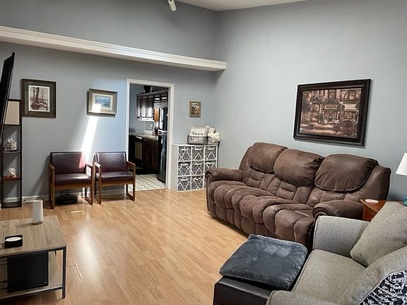 3rd image of 104 Hickory Way N