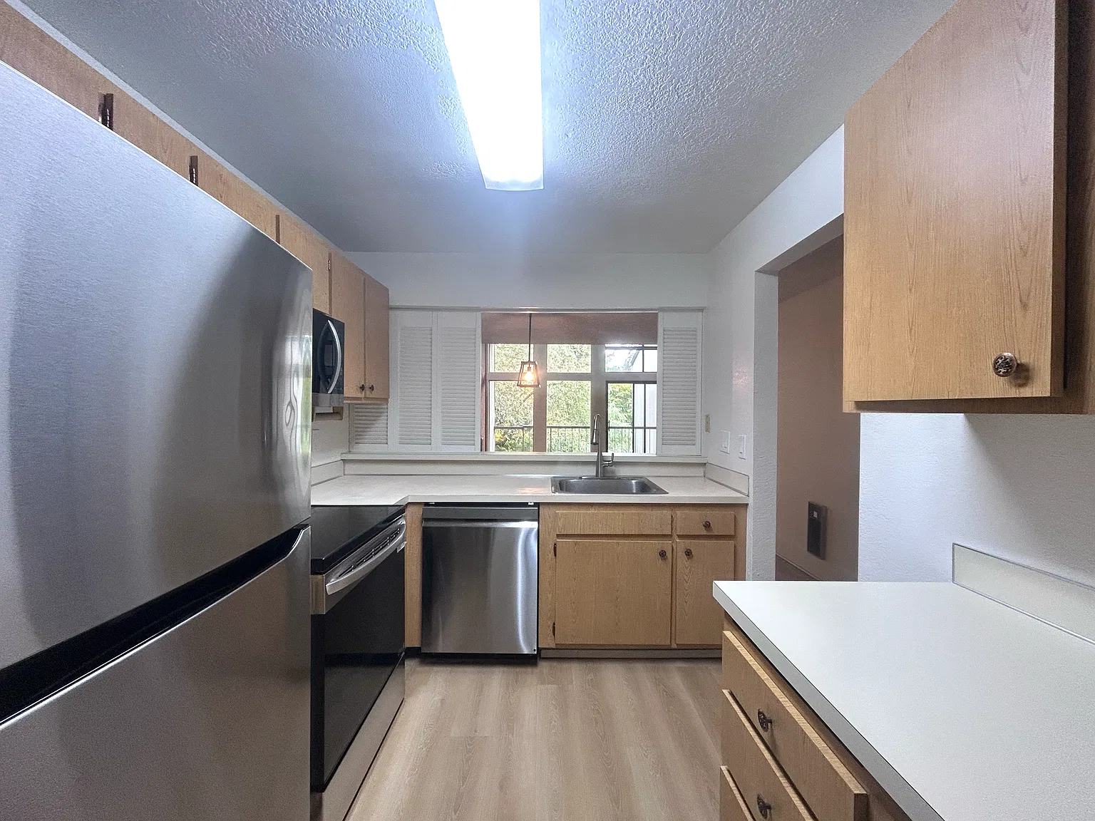 2 bed, 1.5 bath, 1048 sqft, $2,700 — Photo 2