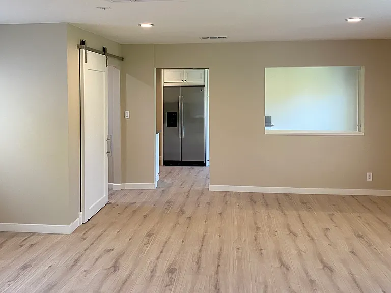 Open Counter from main area to Kitchen / Breakfast area