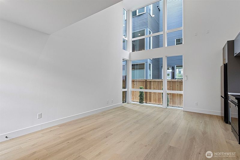 3rd image of 6318 41st Avenue SW #4