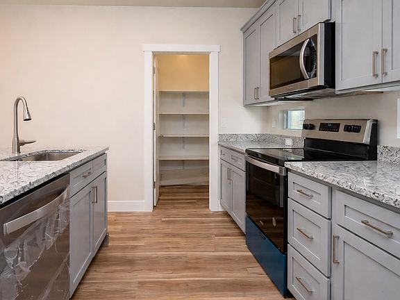 3rd image of 454 E Depot St