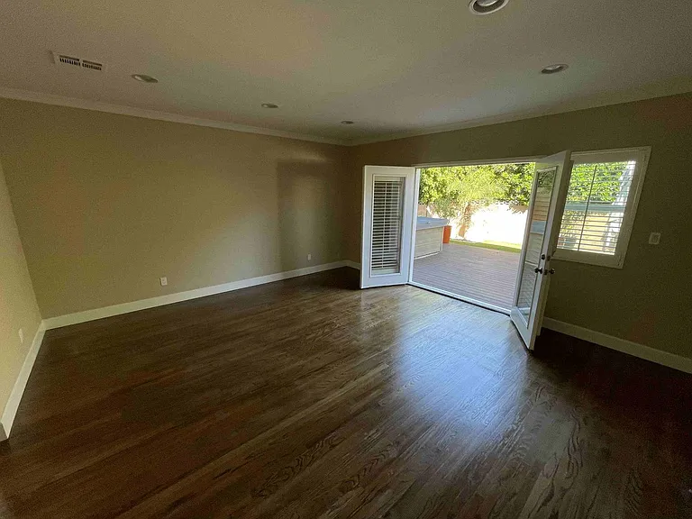 4432 Bakman Ave — Photo 8