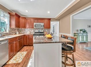 27 Bedford Rd, Kendall Park, NJ 08824