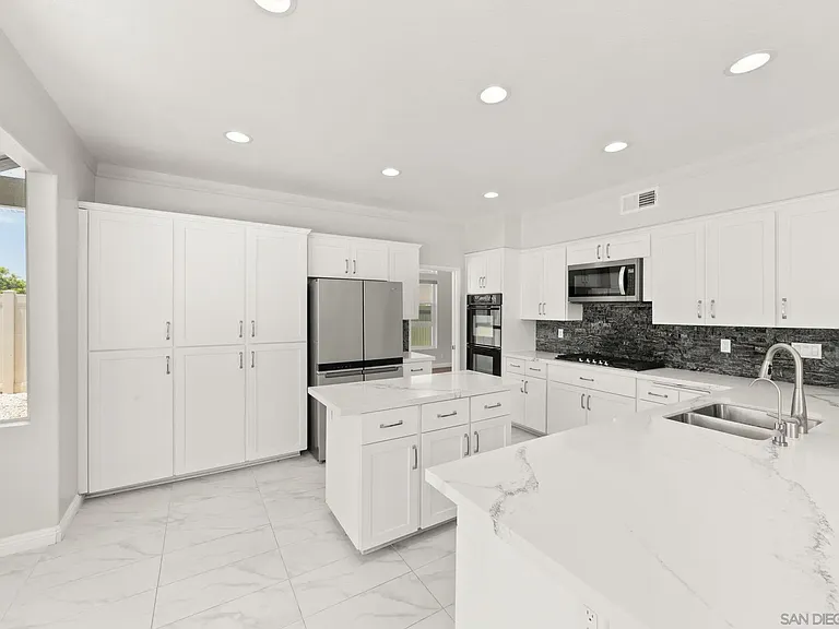 1068 Pacific Hill St — Photo 23