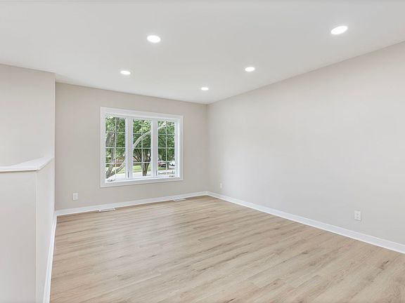 4th image of 105 Cedarwood Ct