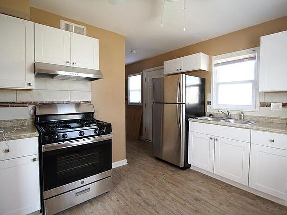 3rd image of 9537 Charlotte St