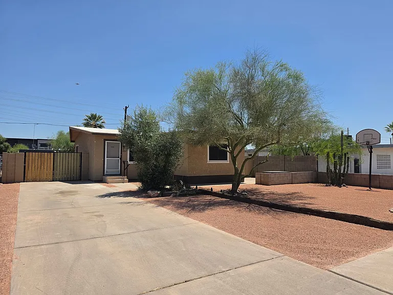 1243 N Oleander St — Photo 2