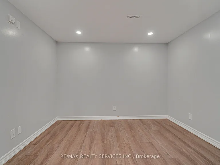 28 Manzanita Cres #BASEMENT — Photo 16
