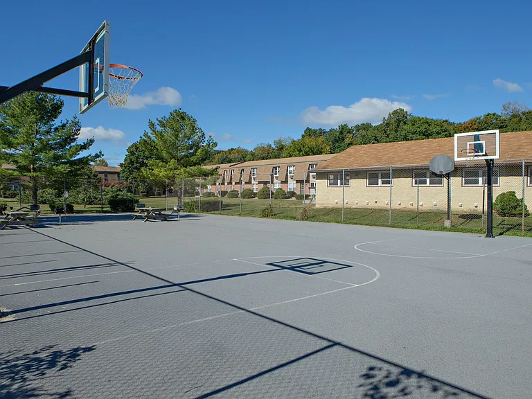 Country Manor Apartments — Photo 10