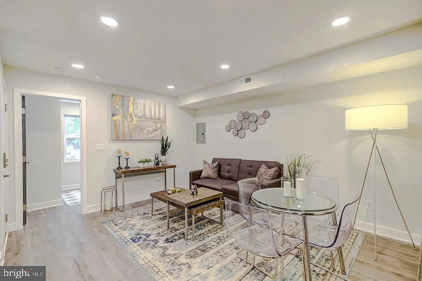 5 bed, 1200 sqft, $4,700 — Photo 2