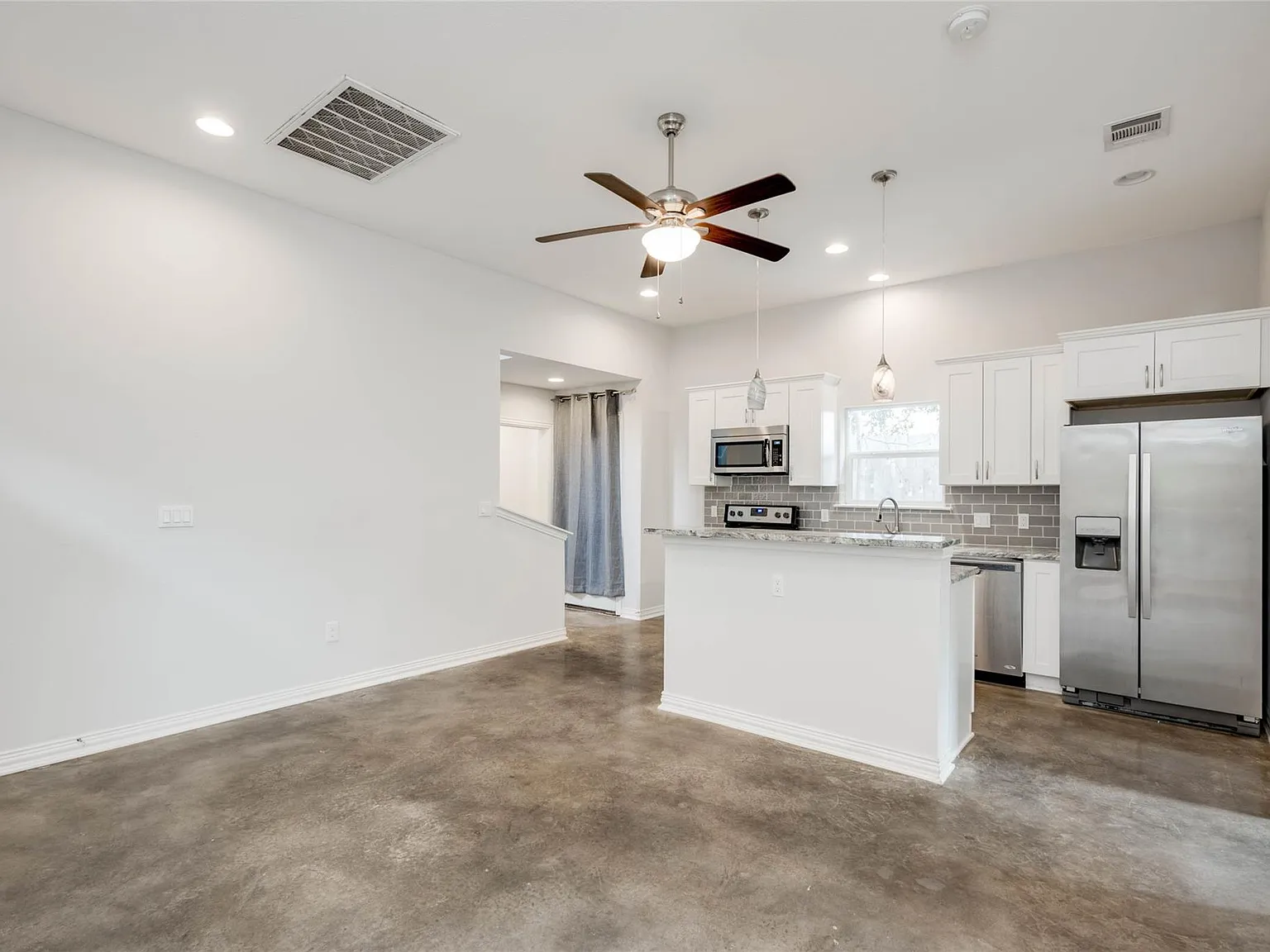 3 bed, 2.0 bath, 1096 sqft, $3,000 — Photo 3