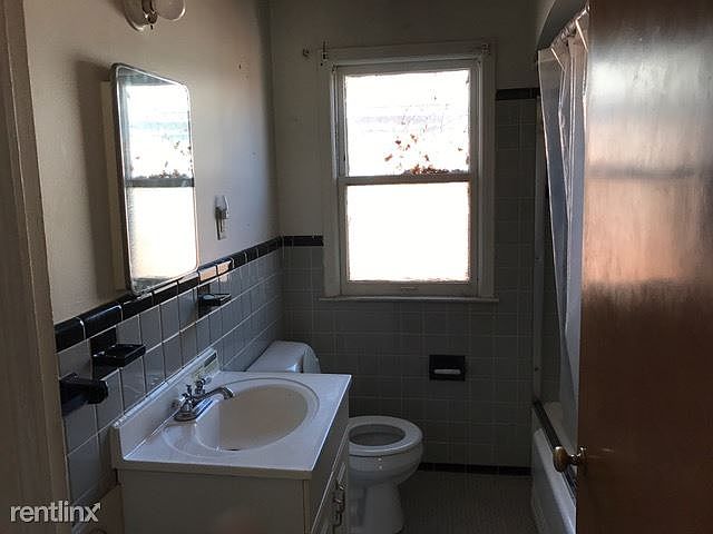 4811 Lakewood bathroom