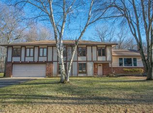 7 Drumlin Dr, Morris Plains, NJ 07950