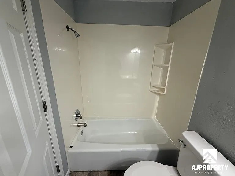 1015 S Duluth Ave — Photo 6