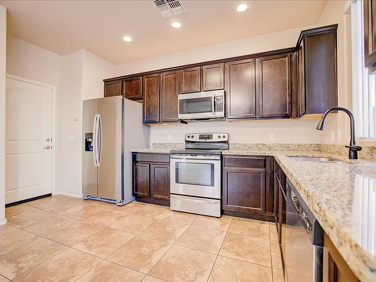 241 E Imperial Ct — Photo 11