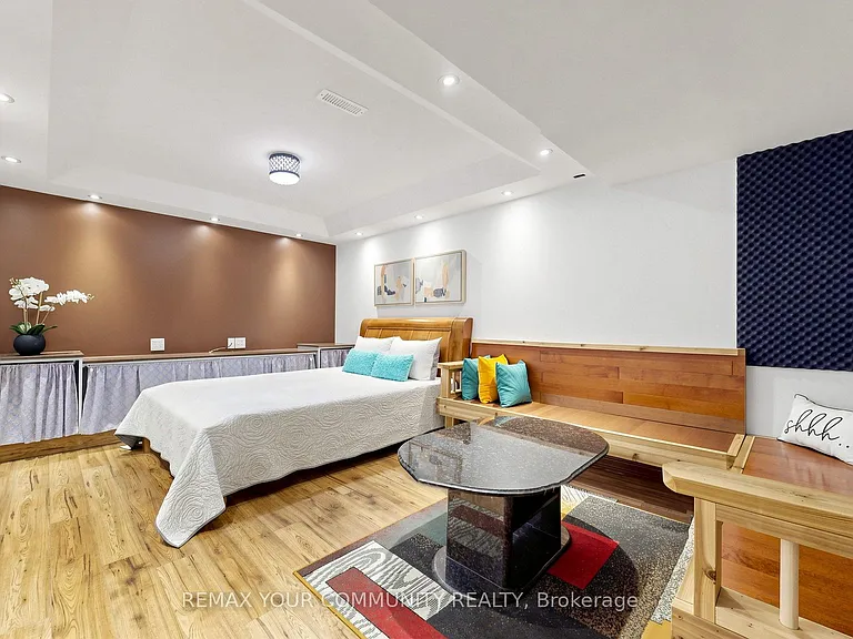 32 Soho Cres #BASEMENT — Photo 17