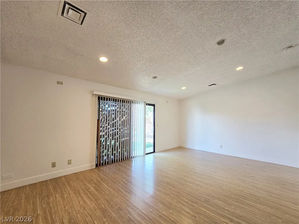 3 bed, 2.0 bath, 1588 sqft, $1,940 — Photo 3