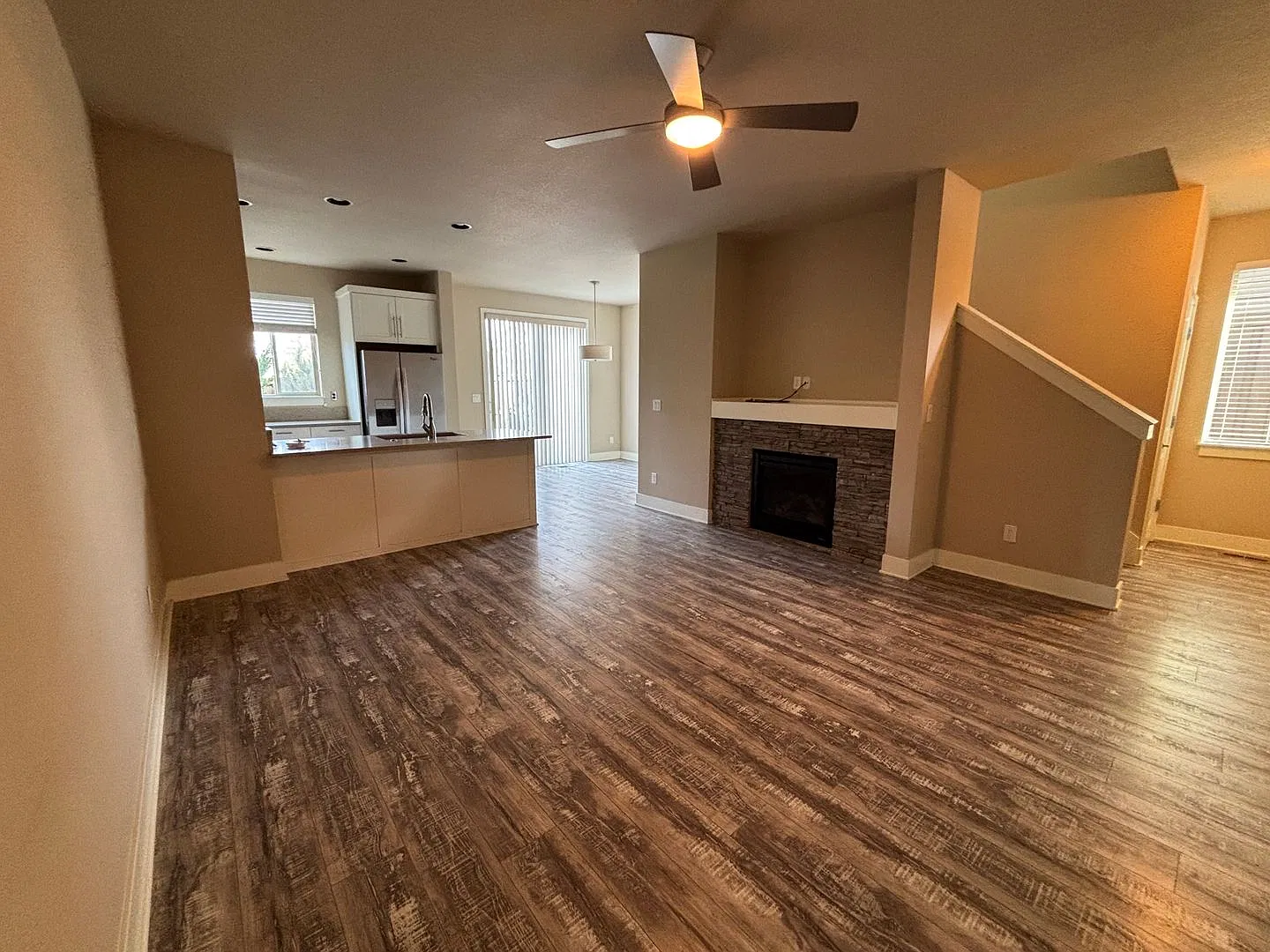 Beautiful 3 Bed/2.5 Bath Townhome in Great Location - Vail Lane — Photo 4