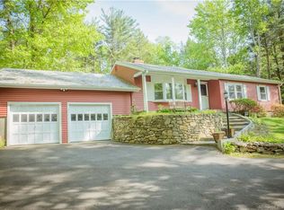11 Acorn Hill Rd, Woodbridge, CT 06525
