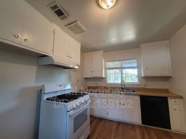 1019 Wallace St — Photo 4