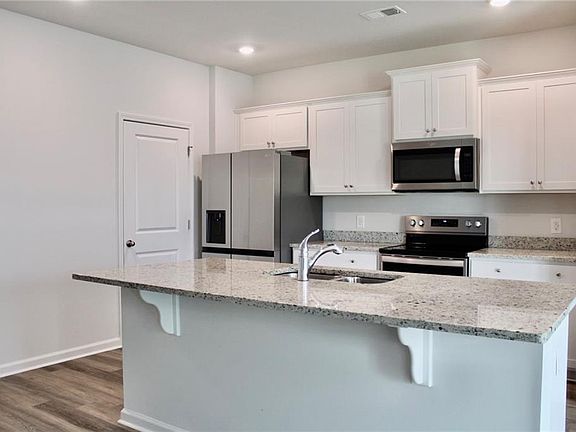4th image of 102 Fremont Ln