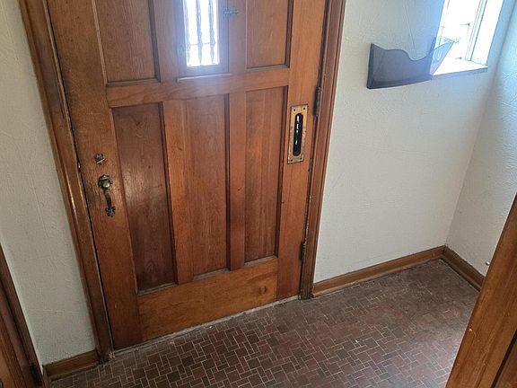3rd image of 933 Maplegrove Ave