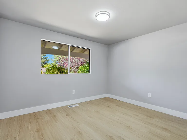13503 NE 70th St — Photo 10