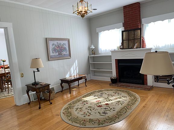 3rd image of 210 W Wiseman Ave