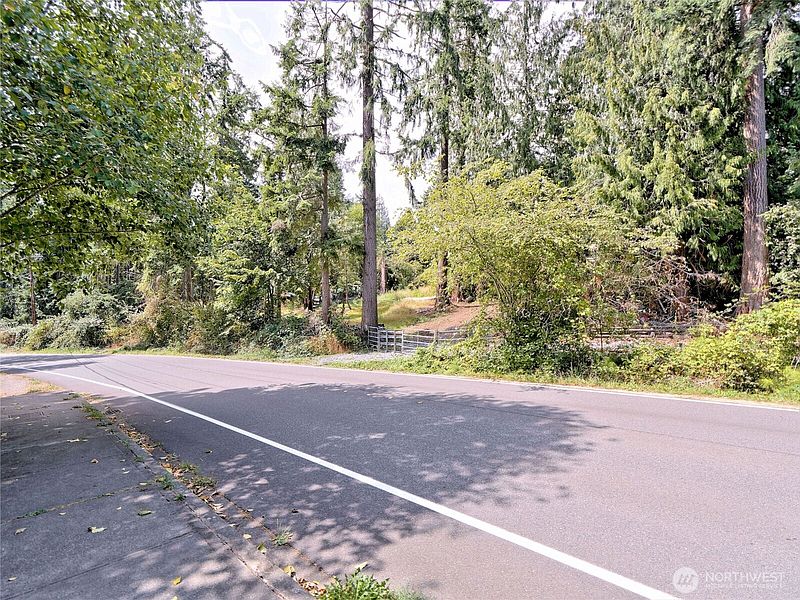 4th image of 17204 Northup Way