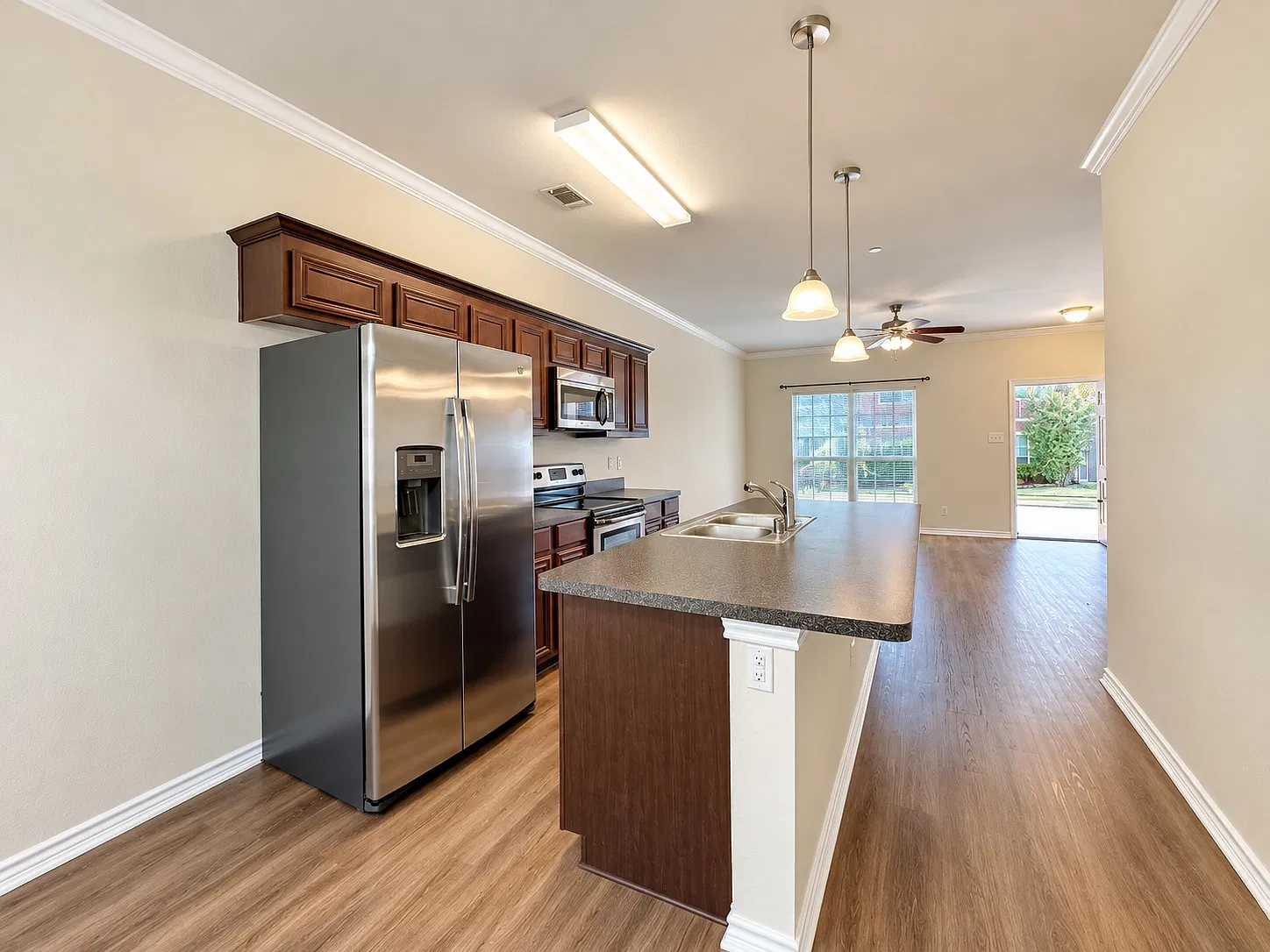 4 bed, 2.5 bath, 1800 sqft, $2,095 — Photo 3
