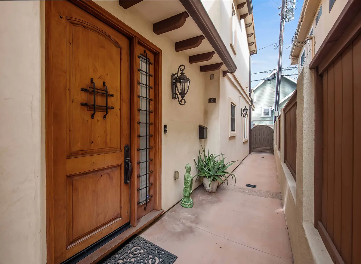 Photo 2 of 32 - 908 S Catalina Ave #C - Redondo Beach, CA Building Photo - 908 S Catalina Ave #C