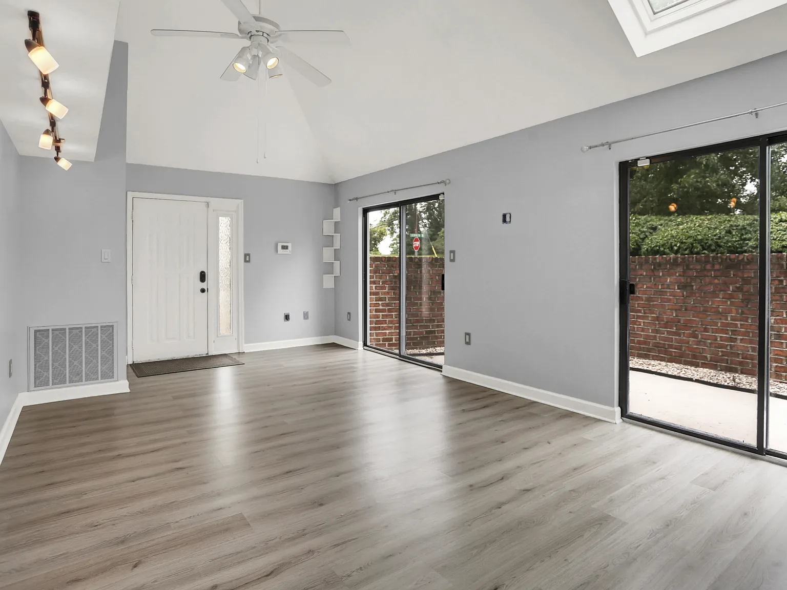 2 bed, 1142 sqft, $1,700 — Photo 3
