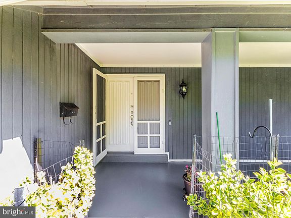 2nd image of 19512 Desmet Pl