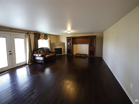 3rd image of 2124 S Dilley Avenue
