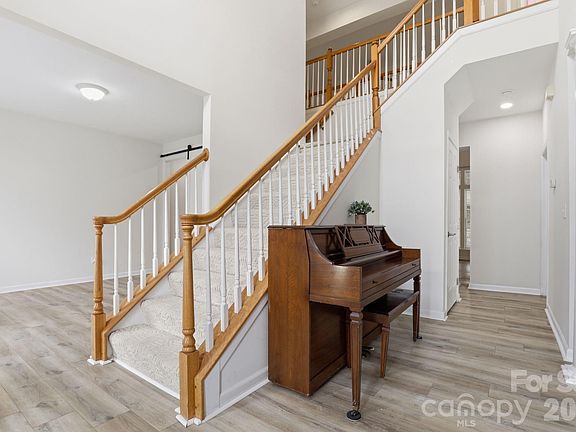 4th image of 3909 Meadow Green Dr