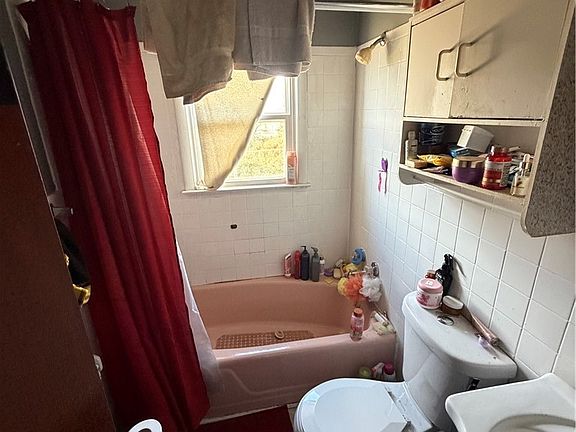 4th image of 904 Augusta Ave
