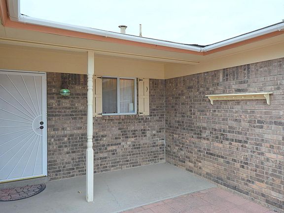 3rd image of 3425 Yosemite Dr NE
